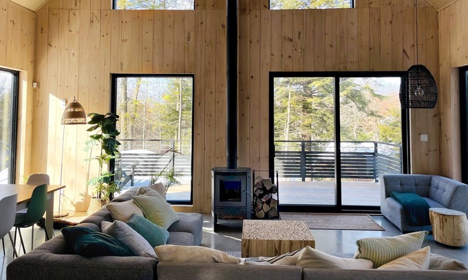 Saint-Sauveur Chalet De Esquí | Scandinavian Chalet / Lake, Skiing and Outdoor Activities