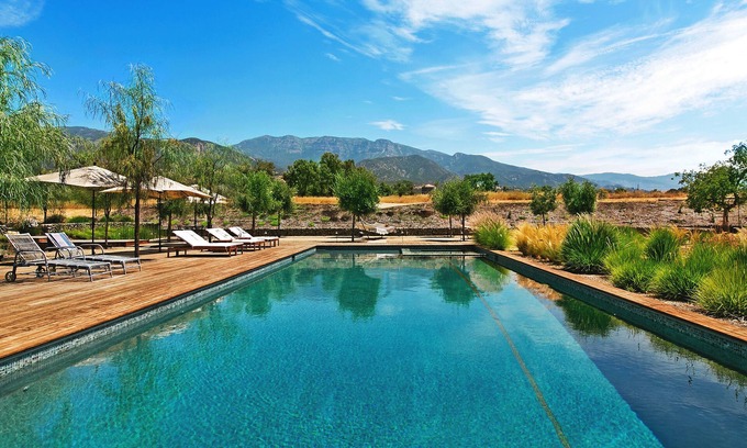 Ojai Casa | Casa de campo escandinava con piscina infinita, cabaña para invitados, tenis, 10 acres, petanca