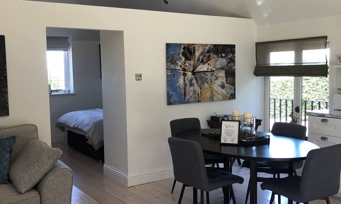 Crowborough Cama Y Desayuno | Scandinavian style space walking distance from the beautiful Ashdown Forest