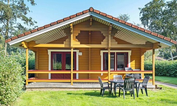 Gramsbergen Casa | Scandinavian-style 6-person bungalow with covered veranda and Wi-Fi, near Gramsbergen at activity-filled park ’t Hooge Holt.