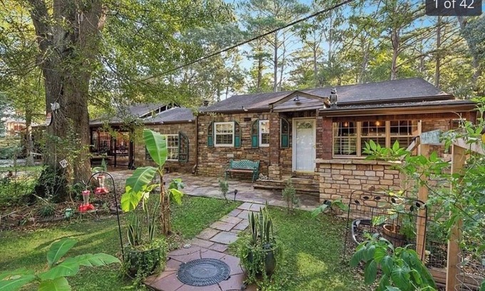 Church Street Casa | Scape to a Charming 3-bedroom house with AC, fitness room in awesome Riverdale