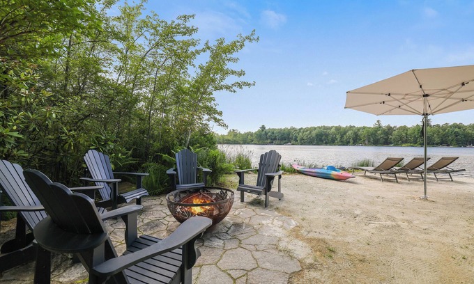Pocono Pines Casa | FRENTE AL LAGO Lago Naomi. 5 Star Gorgeous, techos altos, recientemente renovado.