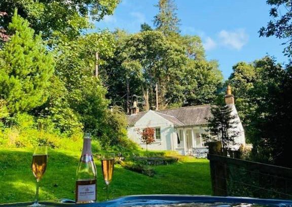 Penpont Casa | Scaurbridge Cottage with Hot Tub and Sauna
