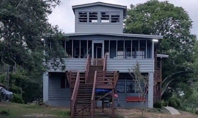 Long Beach Apartamento | Scenic 3-bedroom apartment with WiFi, AC on Davis Canal in Oak Island.