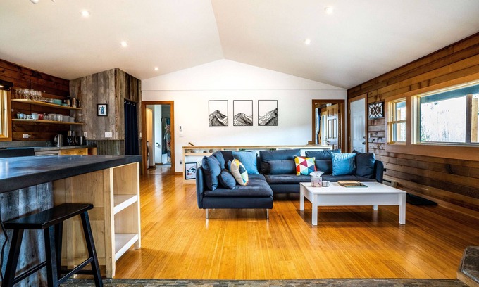 Victor Casa | Scenic 4 Bedroom Mountain Home with AC+Fenced Yard
