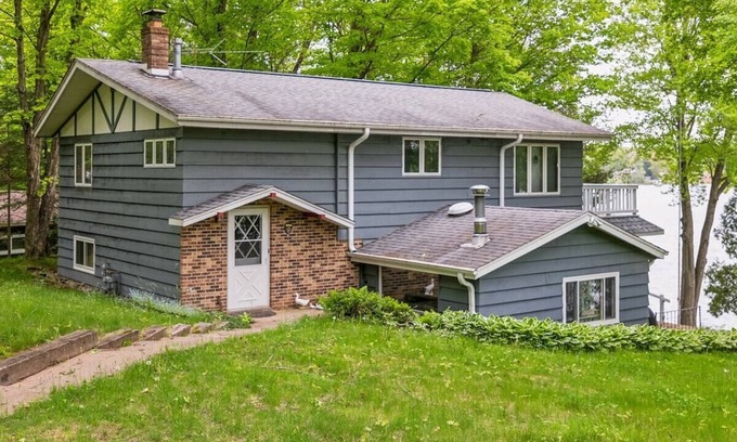 White Lake Cabaña | Scenic 4BR Lake View Cottage