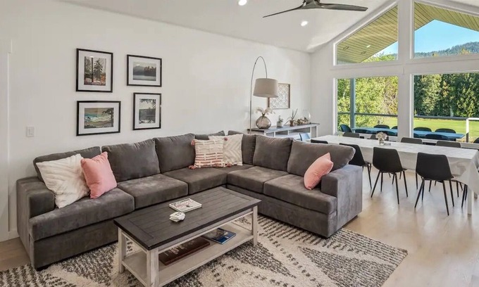 Sandpoint Casa | Scenic 5BR Overlooking Golf Course and Mountains