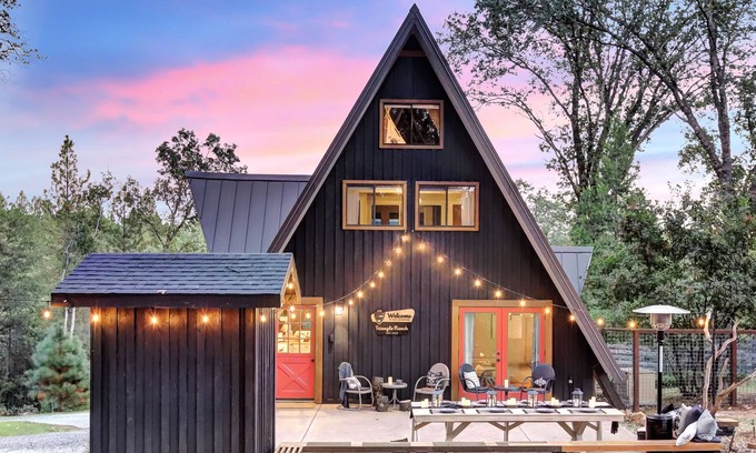 Grass Valley Chalet De Esquí | Scenic A-frame - Hot Tub, Basketball Court, Treehouse, Outdoor theater!