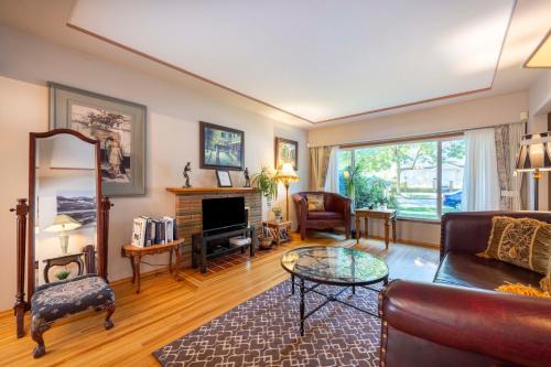 Fraserview Casa | Scenic and Radiant Haven in the Heart of Vancouver