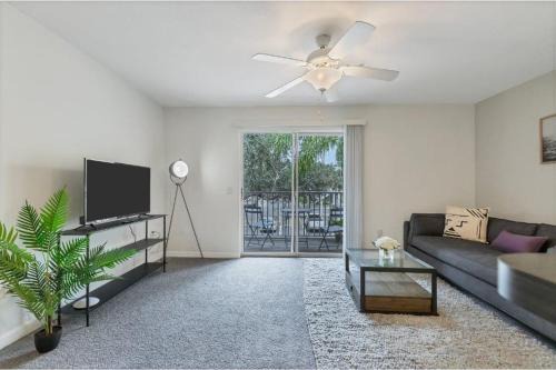 Trailer Estates Apartamento | Scenic and vibrant 1BR with Balcony Gym Pool
