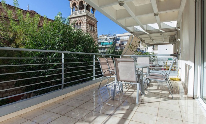 Petralona Apartamento | Scenic Balcony Apt in Vibrant Petralona