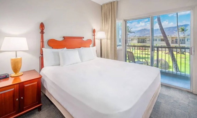 Kahului Hotel | Scenic Beachfront Room with Access to Local Shops | Breathtaking Sunset