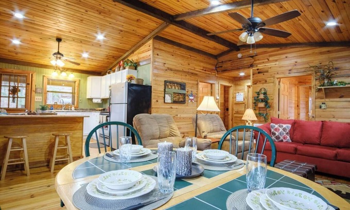 Robbinsville Cabina | Scenic Cabin Retreat w/ Porch, Firepit & Views