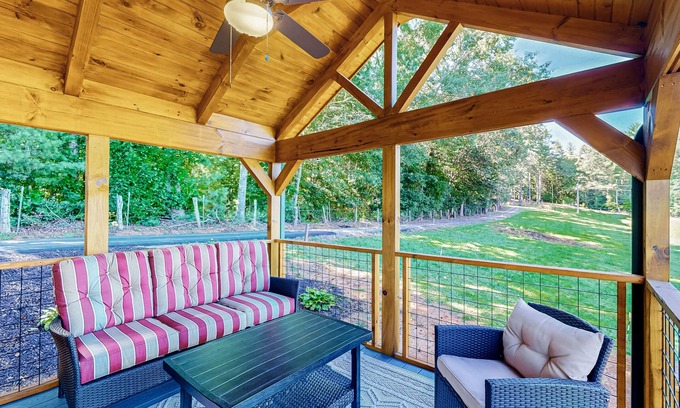 Mars Hill Cabina | Scenic cabin w/ private hot tub, amazing views, & covered porch. Nearby Skiing