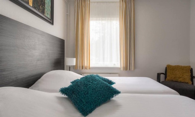 De Bult Casa | Scenic Canal Stay Close to Giethoorn & De Wieden Nature Reserve | Pets Friendly