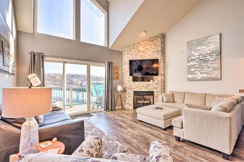 Camdenton Apartamento | Scenic Family Condo with Game Room and Boat Dock!