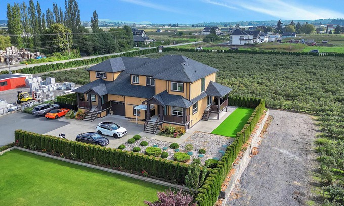 Surrey Otro | Scenic Farmhouse Retreat with Expansive Living Space & Panoramic Views