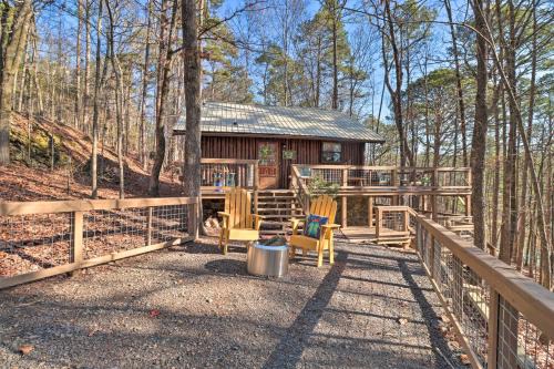 Higden Casa | Scenic Greers Ferry Cabin with Deck and Fire Pit!