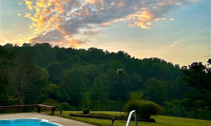 Giles County Cabina | Scenic Hidden Gem: Private Pool, Golf & Fishing on Peaceful 42 Acres