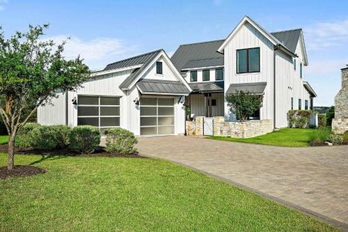 Spicewood Casa | Scenic Lake Travis Farmhouse - Pickleball - BBQ