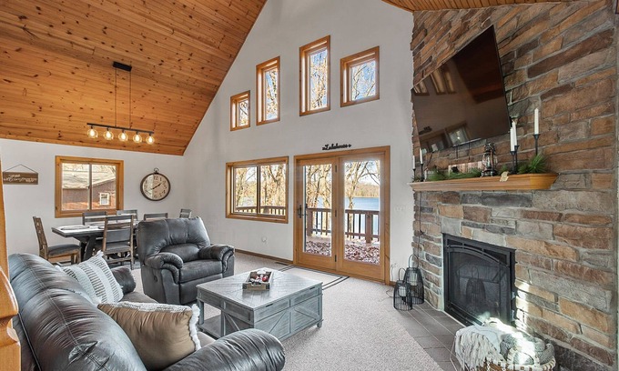 Oxford Cabina | Scenic Lake Views & Adventure Near the Dells