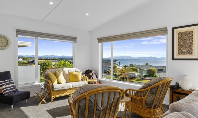 Taupo Casa | Scenic Lake Views - Taupo Holiday Home