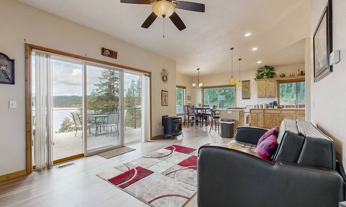Coeur d'Alene Casa | ¡Escénico retiro frente al lago con tres cubiertas, una bañera de hidromasaje y un muelle privado de 48 pies!
