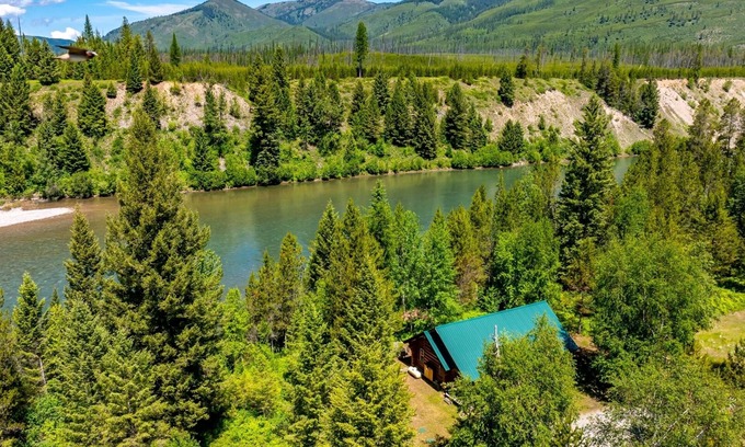 Whitefish Cabina | Cabina delantera de lujo del río situada en la bifurcación media del río de Flathead