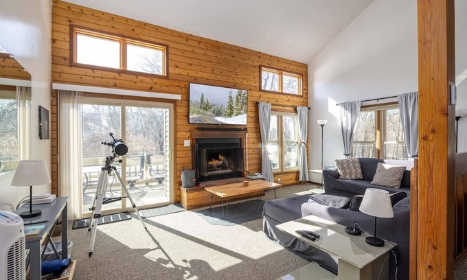 East Stroudsburg Casa | ★Scenic Mountain Oasis | Mins to Ski Slopes/Hiking
