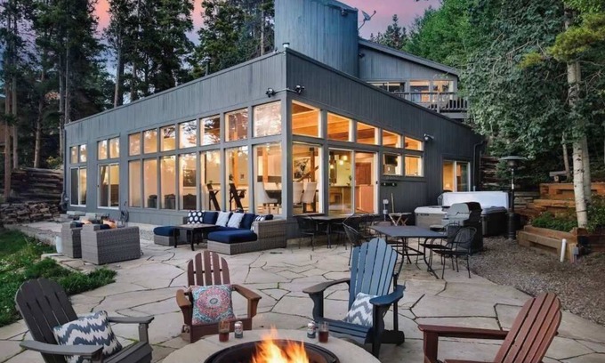 Forest Hills Casa | Scenic Mountain Retreat in Breckenridge – Elegant & Cozy