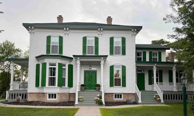 Fergus Falls Casa | Scenic River Views / Screened Porch / Restorative Getaway
