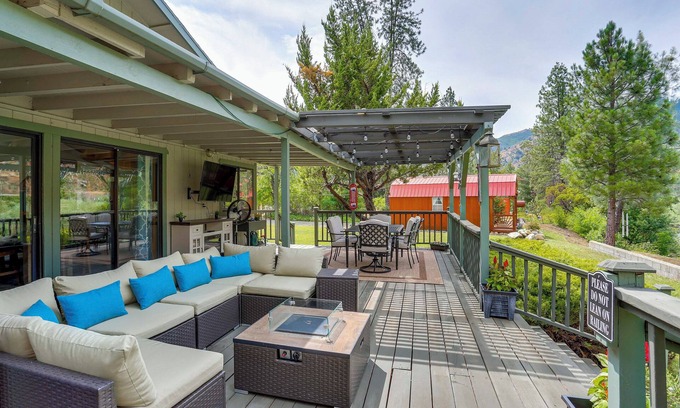 Junction City Casa | Scenic Riverfront Escape w/ Sauna in Junction City