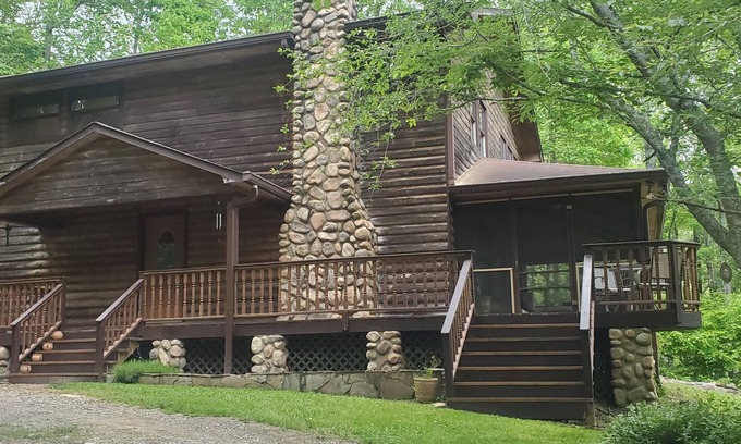 Dahlonega Cabina | Scenic riverfront location