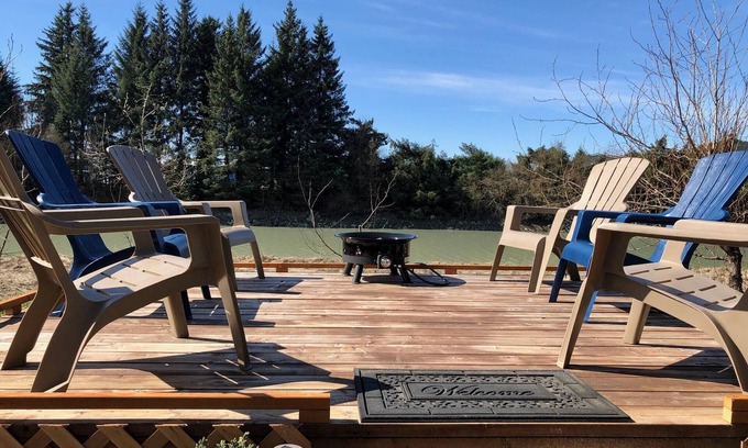 Mendenhall Valley Casa | Scenic Riverfront Retreat - ¡Un entusiasta de las actividades al aire libre y la vida silvestre!