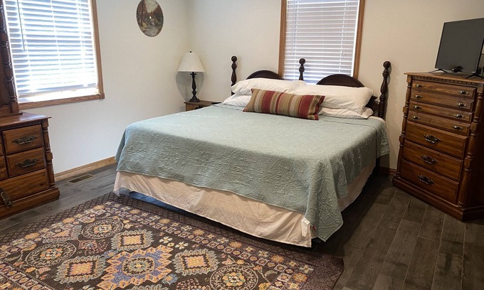 Eminence Casa | Scenic Riverways Retreat - Perfect for Families and Groups