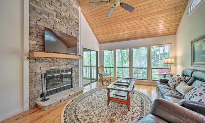 Sapphire Apartamento | Scenic Sapphire Condo with Deck and Gas Grill!
