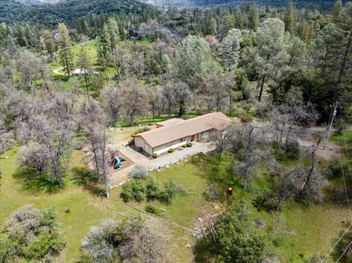 Yosemite Forks Casa | Scenic Serenity 50 acres/hot tub/game room