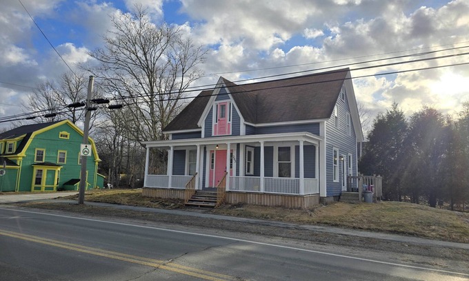 Shelburne Casa | Scenic Shelburne home. Central location close to Shelburne Harbour.