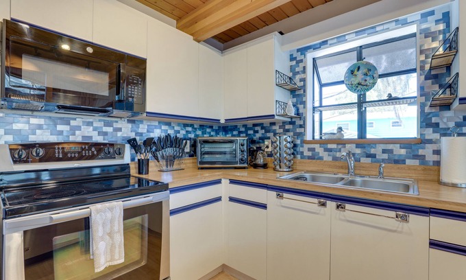 Siesta Key Cabaña | Scenic Siesta Key Home ~ 1 Mi to Village & Beach!