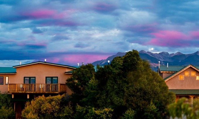 Truchas Casa | Escenario de montaña al estilo del suroeste, cerca de Santa Fe y Taos