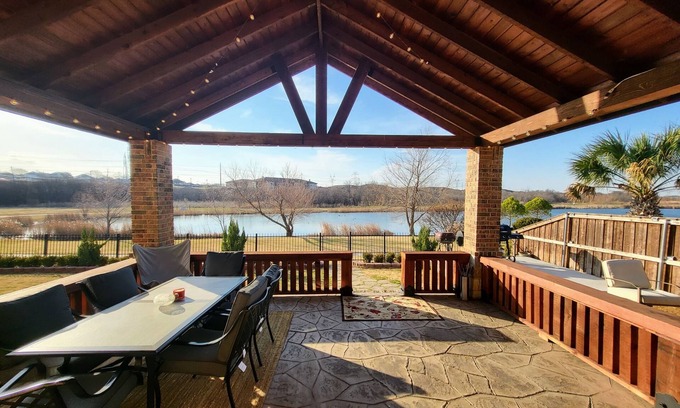 Northwest Carrollton Casa | Scenic Spacious Patio Pond View, Pool Table, Gym, Spa Whirlpool Tub 5 Bed Room