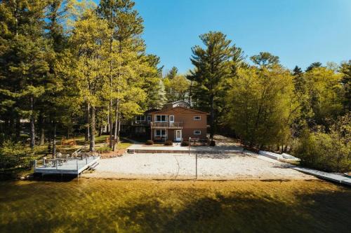 Mayfield Casa | Scenic Spider Lake Beach Resort Pontoon Rentals
