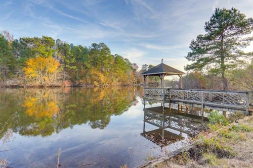 Westover Apartamento | Scenic Studio with Dock Access in Fayetteville!