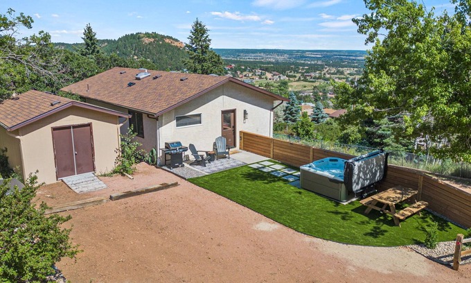 Palmer Lake Apartamento | Scenic Summit Hideaway - Amazing views @ top of Palmer Lake, with hot tub!