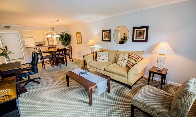 Wesley Chapel Condominio | Scenic Water View Condo in Golf Resort | Cozy Ground Floor 1BR | Ideal for Work/Relaxation