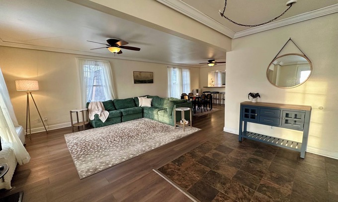 Ecorse Apartamento | Scenic Waterfront Unit With Free Parking For Boats And Vehicles.