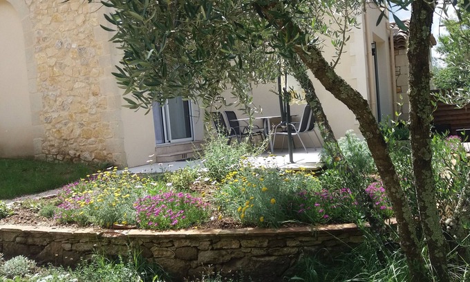 Uzes Cabina | Schönes Ferienhaus in Einem Anwesen mit Pool in der Nähe des Stadtzentrums Uzès