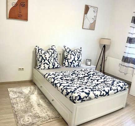 Ludwigshafen-Friesenheim Apartamento | Schönes Zimmer in einer 3er WG-Wohnung geeignet für einen Mann