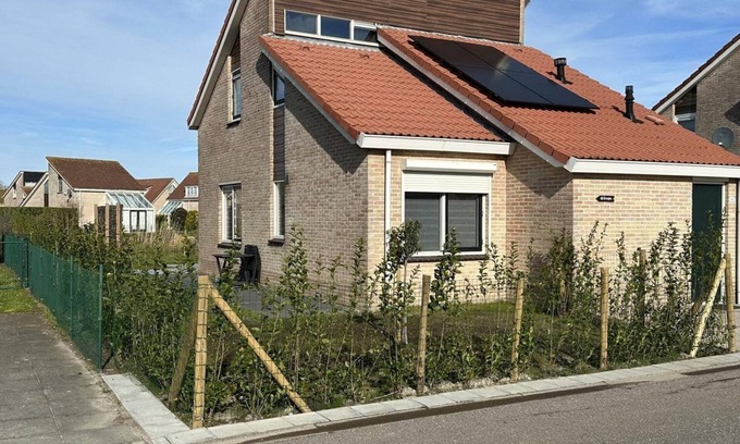 Breskens Casa | Scheldeveste type Schelde is a spacious detached bungalow for 6 persons with a spacious garden. With approx. 112m2 of living space, you have a lovely living room and open kitchen.