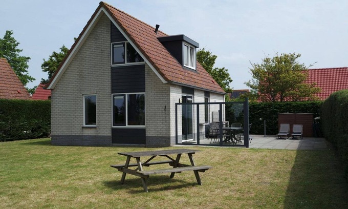 Breskens Casa | Schoneveld 184 is a holiday home of the type "Stern". The holiday home is quietly situated on the edge of holiday park Schoneveld and has a view over nature reserve "Waterdunen".